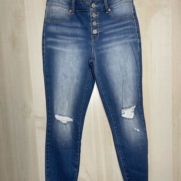 NWOT Maurices distressed jeans raw hem button fly, size medium - Picture 2 of 7